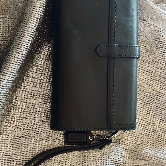 HP🎉Coach Wristlet - Wallet - Classic & Understated Smooth High Quality Leather! - Picture 14 of 16